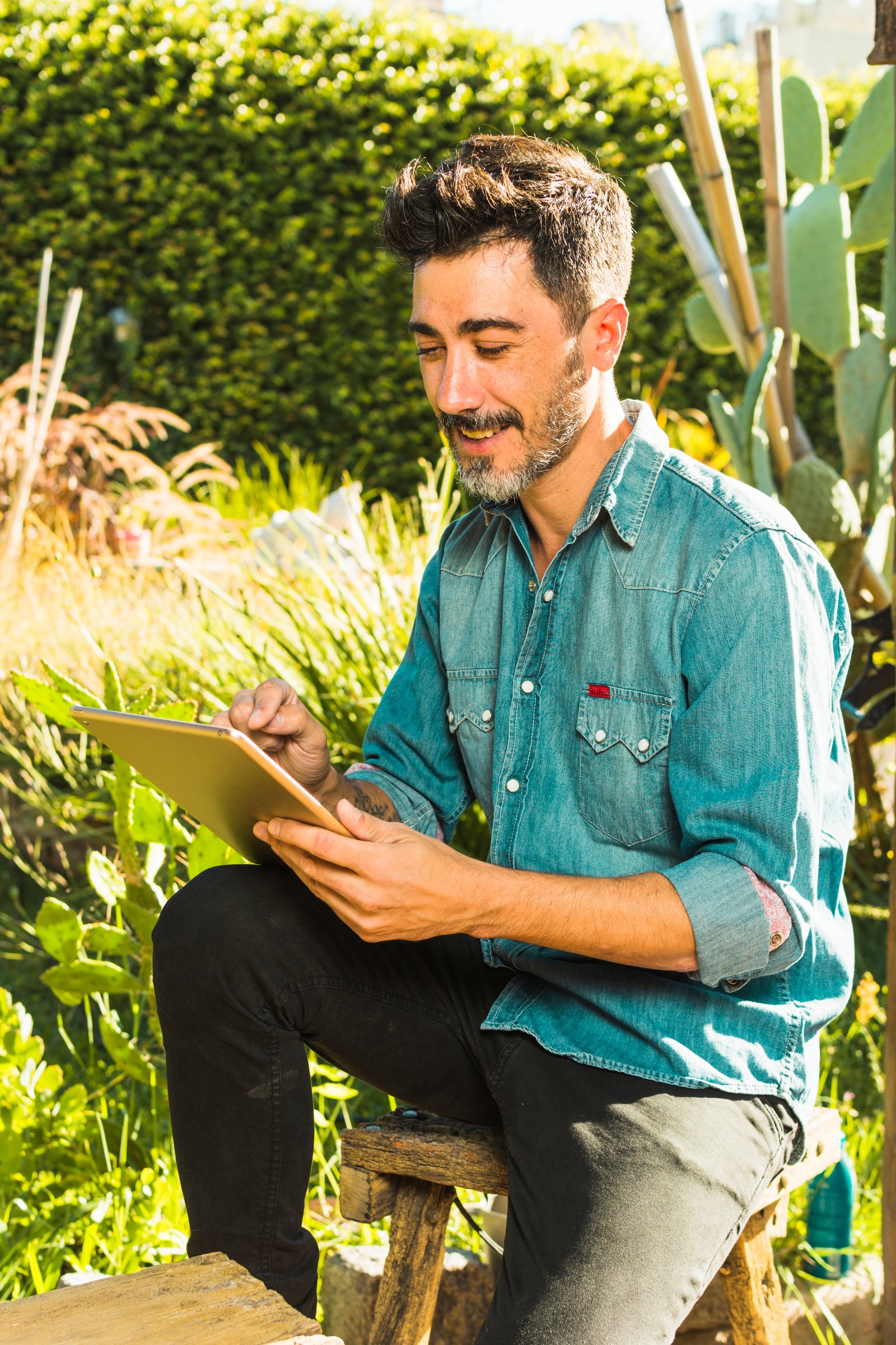Homem com tablet em ambiente ao ar livre