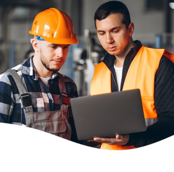 Homens em ambiente industrial com laptop